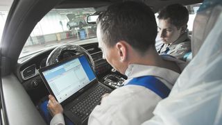 In Bayern können am Kfz-Gewerbe interessierte Jugendliche nun schneller einen Ausbildungsbetrieb finden. (Bild: ProMotor/Volz)