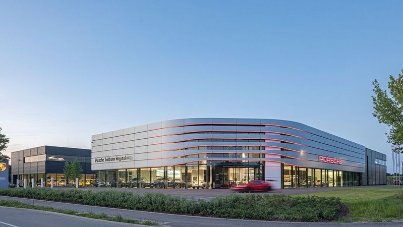 In diesem Jahr eröffnete Jepsen das neue Porsche-Zentrum Regensburg, das in der Handelsorganisation in verschiedener Hinsicht Maßstäbe setzt.(Bild:  Herbert Stolz)