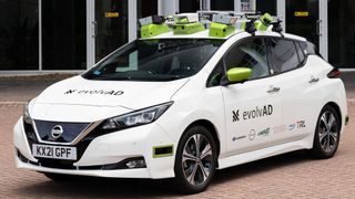 Aufgerüstet: Der Nissan Leaf für das Projekt „Evolv-AD“ steckt bis zum Dach voller Zusatz-Technik. (Bild: Nissan)