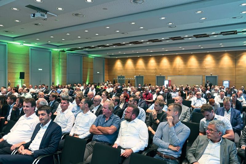 Trotz der kurzen Ladungsfrist kamen über 300 Teilnehmer nach Kassel. Wer weiter Skoda-Partner bleiben will, muss die Verträge bis Ende November unterzeichnet haben. (Bild: Grimm / »kfz-betrieb«)