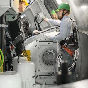 Spezialisten des Weidmüller Wind-Teams können auch direkt in luftiger Höhe den Kunden beraten. Sie haben den „PAS 02 – PSAgA, Anwender Grundlehrgang Steigen und Retten“ erfolgreich absolviert.