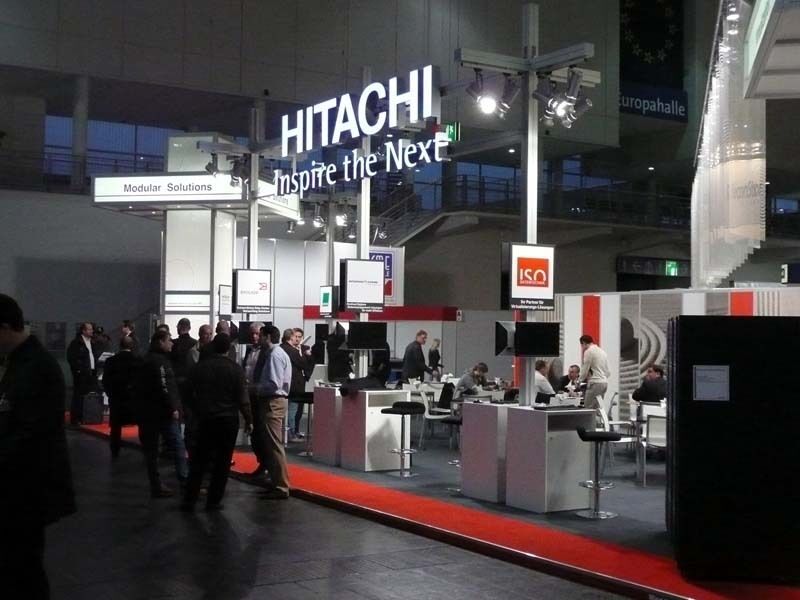 Bei Hitachi gab es nach dem Standaufbau am Montag noch einen gemütlichen Ausklang. An vielen anderen Ständen war man über die Fassade noch nicht hinaus. (Archiv: Vogel Business Media)