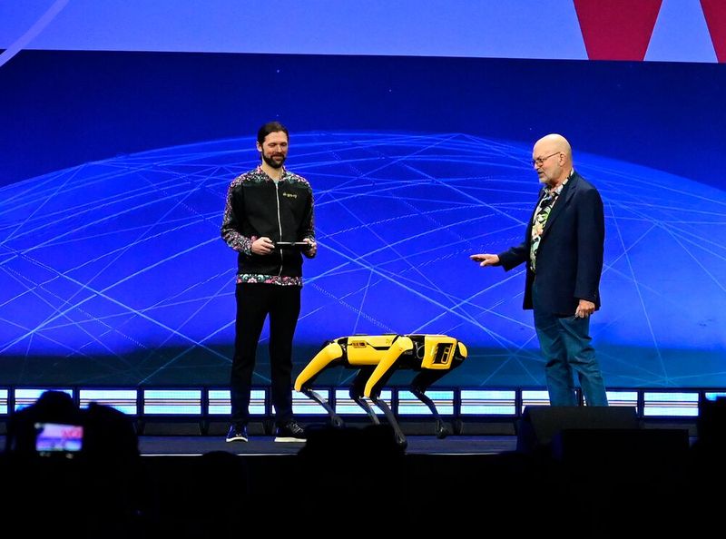 ... wie dem Roboterhund Spark, der auch Treppen laufen kann. (Bild: Stefanie Michel)