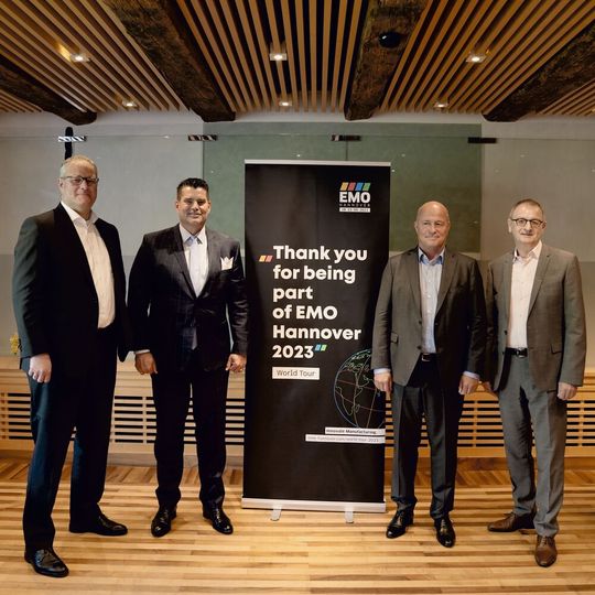 Anlässlich der EMO-Medienkonferenz in Zürich (v. l. n. r.): Christian Pfeiffer (Senior Vice President, Deutsche Messe AG), Andreas Züge (Direktor, Hannover Fairs International GmbH), Frank Fehlmann (CEO, Fehlmann AG Maschinenfabrik) und Dr.-Ing. Wilfried Schäfer (Geschäftsführer, VDW e. V.). Anlässlich der EMO-Medienkonferenz in Zürich (v. l. n. r.): Christian Pfeiffer (Senior Vice President, Deutsche Messe AG), Andreas Züge (Direktor, Hannover Fairs International GmbH), Frank Fehlmann (CEO, Fehlmann AG Maschinenfabrik) und Dr.-Ing. Wilfried Schäfer (Geschäftsführer, VDW e. V.).