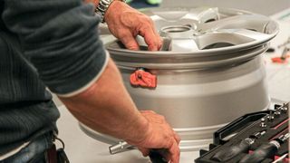 Internet-Reifengroßhändler wie z. B. Tyresystem bieten Schulungen und eine Hotline rund ums Thema RDKS.  (Bild: Tyresystem)