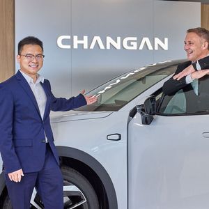 Ethan Yin (Executive Deputy General Manager, Changan Europe Business Unit; l.) und Frank Solbrig (Leiter Elektromobilität im Autohaus Günther) wollen die Marke Changan erfolgreich etablieren.(Bild:  Changan)