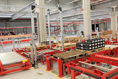 Wareneingang auf Ebene 2 mit Multifunktionsarbeitsplätzen. (Otto)