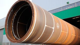 Was für ein Rohr: Das weltweit größte Monopile verlässt die Produktionshalle von EEW Special Pipe Constructions in Rostock. (EEW SPC/Andreas Duerst, Studio 301)