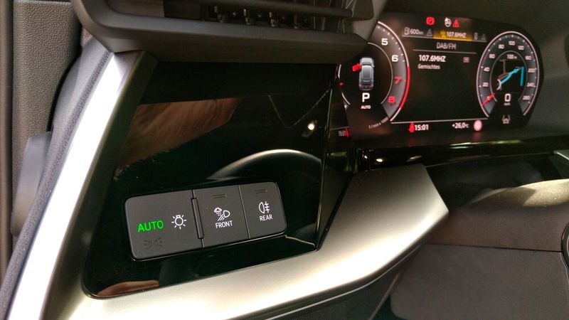 Die Lichtschalter sind jetzt auch im A3 einzelne Tasten, der Drehschalter ist Geschichte. (Bild: Thomas Günnel/Automobil Industrie)