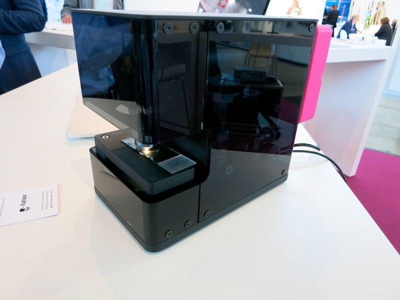... den Prototyp eines intelligenten Mikroskops, mit dem Ergebnisse und Bilder in eine vernetzte Datenbank hochgeladen werden können. (Reinhardt/Devicemed)