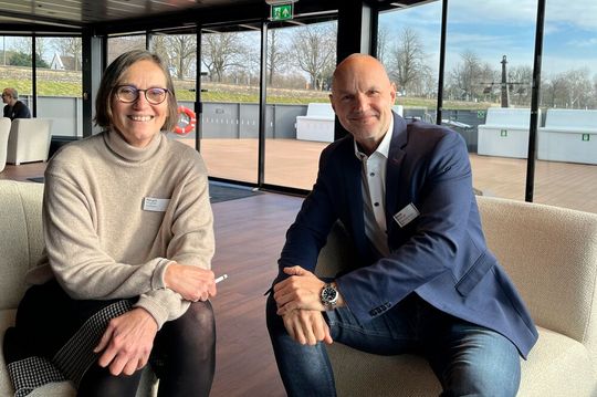 Michael Vorberger (Samsung, l.) stellt sich den Fragen von Margrit Lingner (IT-BUSINESS).(Bild:  Vogel IT-Medien)