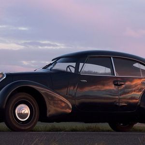 Zu viel Avantgarde funktionierte nicht einmal in Paris: 1936 präsentierte Peugeot den 402 Andreau mit Flugzeugfinne. Das Fahrzeug war in zahlreichen Versionen lieferbar – unter anderem Limousine, Cabriolet, Decouvrable (Cabriolimousine), Roadster, Klappdach-Cabrio, Kombi und Camionette (Kasten- oder Pritschenwagen). Es gab bis zu 16 Karosserievarianten.(Bild:  Peugeot)