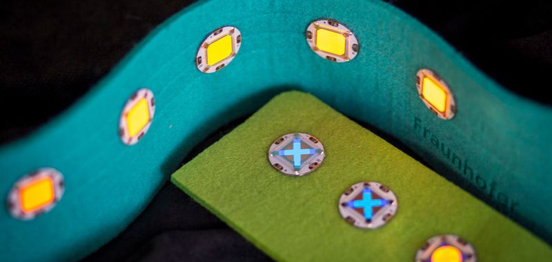 Spätestens in drei Jahren soll die OLED auch in Kleidung integriert sein. Daran arbeiten Forscher des Fraunhofer FEP aus Dresden. Spätestens in drei Jahren soll die OLED auch in Kleidung integriert sein. Daran arbeiten Forscher des Fraunhofer FEP aus Dresden.