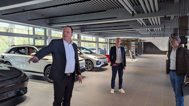 Michael Skule Langbehn (l.), Verkaufsleiter Pkw Gebrauchtwagen bei der Süverkrüp-Gruppe,  führte die Jury des Automotive Business Awards durch den Kieler Betrieb. (Bild: Simon – VCG)