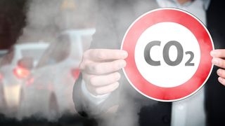 Ginge es nach den Grünen, würde sich die Besteuerung von Dienstwagen an deren CO2-Ausstoß messen. Der Finanziminister der FDP, Christian Lindner, hält davon aber nichts. (Bild: gemeinfrei)