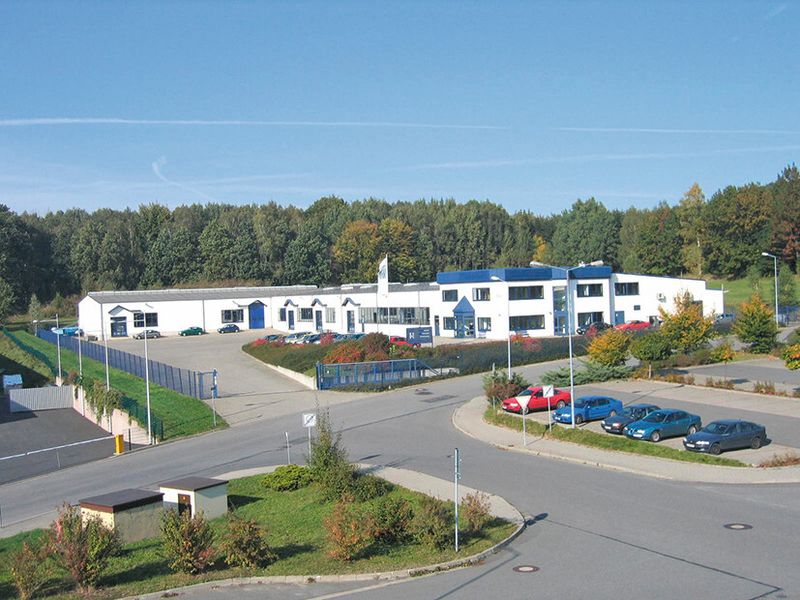 Die Heuer Metallwaren GmbH im sächsischen Großröhrsdorf produziert unter anderem  Folgeverbundwerkzeuge, Stanz- und Drahtbiegeteile, Federwellen und Sicherheitsverschlüsse. (Bild: Heuer)