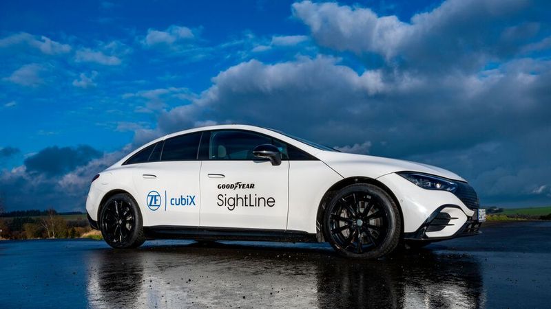 Der deutsche Technologiekonzern ZF und der US-amerikanische Reifenhersteller Goodyear haben gemeinsam ein neues Sicherheitssystem gegen Aquaplaning entwickelt(Bild:  ZF)