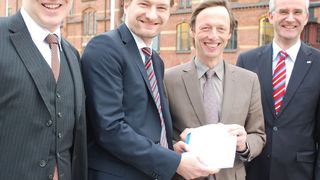 Vertragsunterzeichnung (v.l.): Christof Prange (Senior Business Development Manager Goodman Germany), Andreas Fleischer (Regional Director Goodman Germany), Tino Klemm (Leiter Finanzen und Immobilien und Mitglied der HPA-Geschäftsleitung) sowie Uwe Weidemann (Leiter Vertrieb des HPA-Immobilienmanagements). (Bild: HPA)