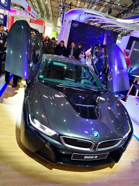 Schicke Autos werden meist ausgestellt, um autonomes Fahren oder vernetzte Autos anzupreisen. (Robert Horn)