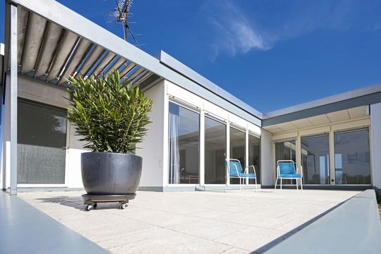 Der Hoesch-Stahlbungalow des Typs L141 aus dem Verbundwerkstoff Platal ist nun Teil des Dortmunder Hoesch-Museums.(Bild:  Thyssenkrupp Steel Europe)