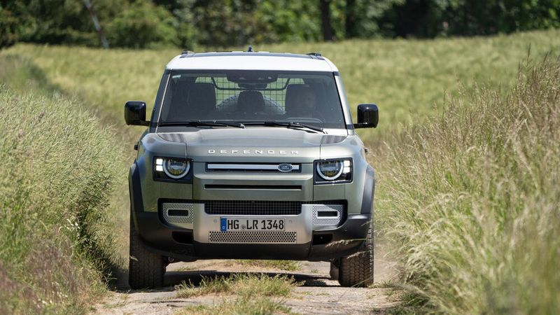 Unter anderem müssen Tausende Defender bei den Servicepartnern vorgefahren werden. (Bild:  Aleksander Marko Perkovic/Jaguar Land Rover)
