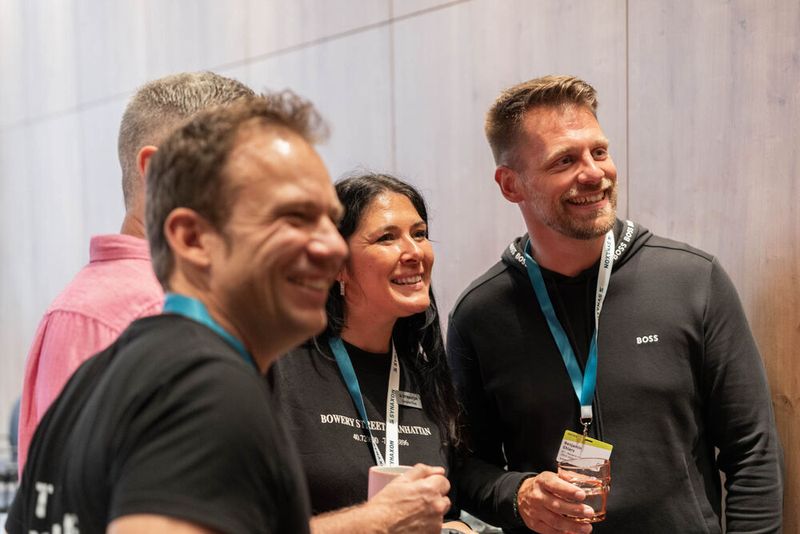 Gute Stimmung und Gespräche auch am zweiten Tag der Veranstaltung: Christian Goebel (Q-Data Service), Danijela Knott (Synaxon) und Benjamin Ehlers (BIT - Benjamin Ehlers IT) (Bild: Synaxon)