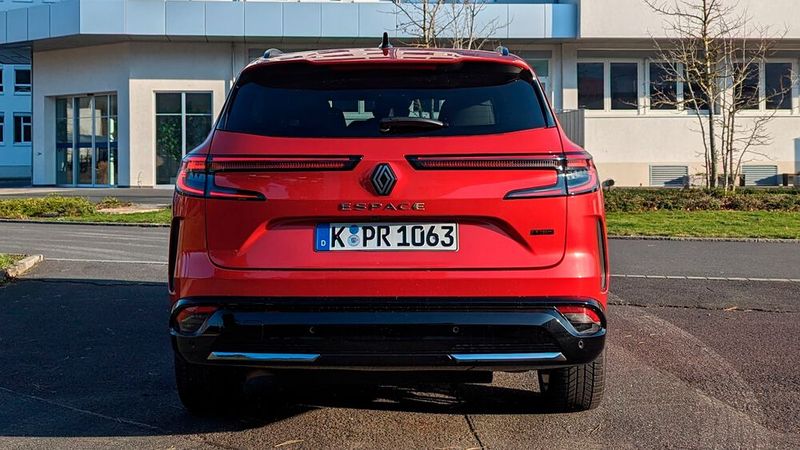 1. Der Name: Espace bedeutet Raum – und um eine möglichst gute Raumausnutzung ging es Renault bei der ersten Generation des Familientransporters auch. Auf gerade einmal 4,25 Metern Länge brachte der Espace I sieben Personen unter. Mehr schafft der Espace VI mit knapp 50 Zentimetern mehr auch nicht.  (Bild: Rosenow – VCG)