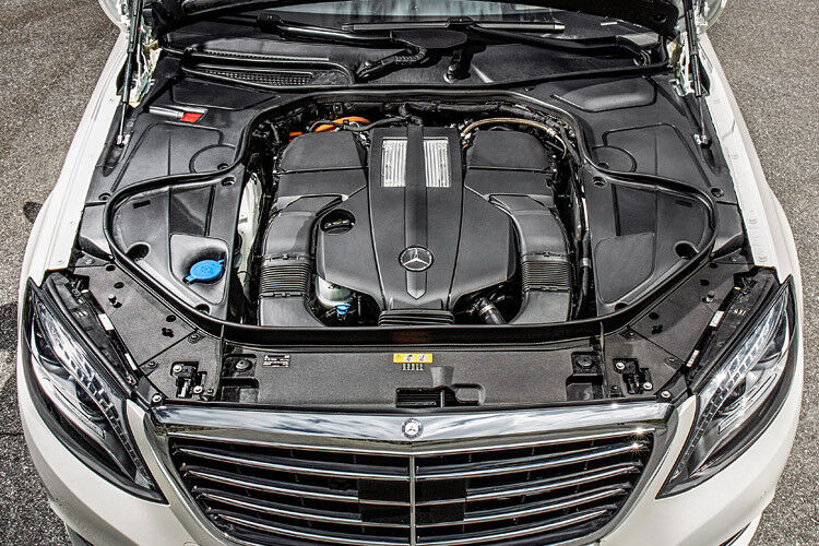 Angetrieben wird die Hybrid-S-Klasse von einem V6-Ottomotor mit 245 kW/333 PS und 480 Newtonmetern Drehmoment. Hinzu kommen 85 kW und 340 Newtonmeter des Elektromotors. (Daimler)