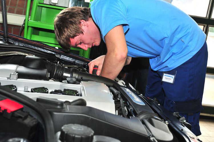 Benjamin Hanns aus Sachsen sucht nach einem Fehler im Xenon-Lichtsystem der Mercedes C-Klasse. Finden musste er einen Übergangswiderstand in der Masseleitung des Scheinwerfers. (Foto: Schmidt)