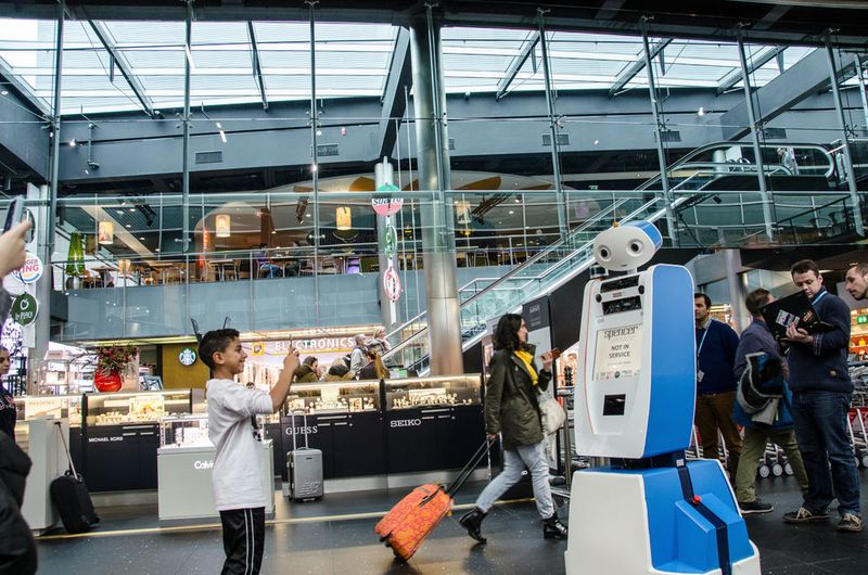 Spencer scannt die Bordpässe von Passagieren, prüft, ob die Gruppe vollständig ist und begleitet sie selbstständig durch den Flughafen. Reisende sollen mit dieser Hilfe immer rechtzeitig am richtigen Gate ankommen und Flughafenmitarbeiter entlastet werden. (Bild: KLM)