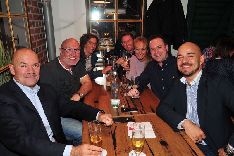 Lustige Runde  (v.l.n.r.): Peter Jakob, Werner Degen, Petra Brandl, Horst Weihrauch, Silvia Gerl, Max Wolf und Benjamin Jakob.   (Zietz / »kfz-betrieb«)