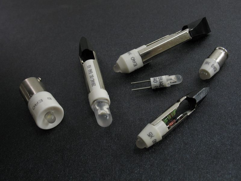 Werden konventionelle Glühlampen durch LED ersetzt, halbiert sich in der Regel die Leistungsaufnahme; bei so genannten low-current-LED sinkt der Bedarf sogar noch mehr. (Bild: EAO)