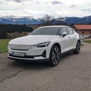 Der geschlossene „Kühlergrill“ ist einer der wenigen optischen Hinweise für die Facelift-Version des Polestar 2. Rund 4,61 Meter lang, 1,99 Meter breit und 1,47 Meter hoch ist der Polestar 2 – und liegt damit in etwa zwischen Audi A3 und A4. Die Modelle mit einem E-Motor sind jetzt heckgetrieben.(Bild:  Thomas Günnel/Automobil Industrie)