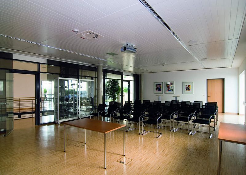 Die Lüftungsauslässe und Beleuchtungselemente wurden in die Zehnder Como Deckensegel integriert. Dadurch wurde eine einheitlich wirkende, geschlossene Deckenoptik ermöglicht. Die Abluft wird unauffällig zwischen Deckensegel und Randfries durch eine Schattenfuge abgeführt. Bild: Zehnder (Archiv: Vogel Business Media)