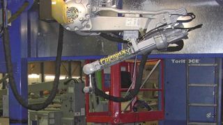 Bild 1: Eine Sechs-Achs-Konstruktion gibt dem Roboterarm maximalen Bewegungsspielraum. 
Dadurch kann die Stellung des Plasmabrenners zum Werkstück je nach Anforderung flexibel und genau verändert werden.  (Bild: IBB)