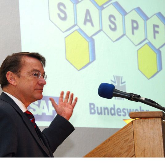 Der Staatssekretär im Bundesministerium der Verteidigung, Rüdiger Wolf: „Mit dem Projekt SASPF wollen wir auch in der Bundeswehr einführen und nutzen, was in weiten Bereichen der Wirtschaft bereits die Bewährungsprobe bestanden hat“. Die langen Beschaffungswege werden auf ein Minimum reduziert, mit drei Worten: „Instandsetzung auf Knopfdruck!“ (Archiv: Vogel Business Media)