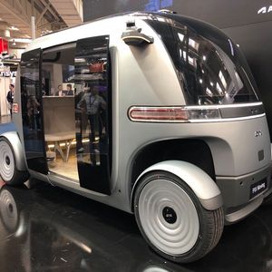 Ein Highlight am Stand von Autodesk war das Ausstellungsstück PIX Moving  Space. Dieses zeigt, wie KI-gestütztes Generatives Design gemeinsam mit Robotik und 3D-Metalldruck eine dezentralisierte Form der Automobilherstellung ermöglichen kann: (Bild:  M. Zwettler - konstruktionspraxis)