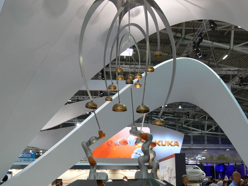 Seine Feinfühligkeit stellt der Roboterarm in dieser Installation unter Beweis. (Bild: Drescher/konstruktionspraxis)
