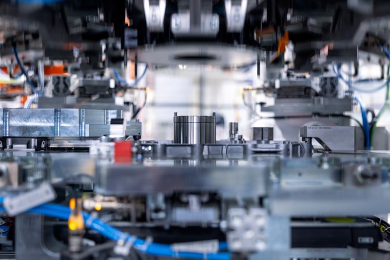 In the automated assembly station, rotors and stators are assembled. (Source: Mercedes-Benz)