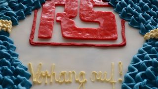 „Vorhang auf“ hieß es nicht nur auf der Torte, die RS anlässlich der feierlichen Büroeröffnung anschnitt. (RS Components)