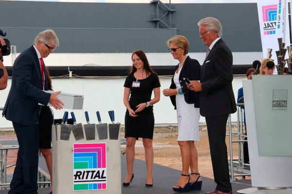 Dr.-Ing. (e.h.) Friedhelm Loh versenkt den Schaltschrank... (Reinhold Schäfer)