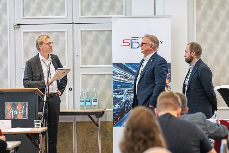 Arnd Grootz von PSI Fuzzy Logic, und Gianluca Di Buo von Idea (r.), berichteten über Methoden und Tools, die bei der vorausschauenden Wartung unterstützen – auch Nicht-KI-Experten. (Bild: Dominik Böhm - Fotokumpel)