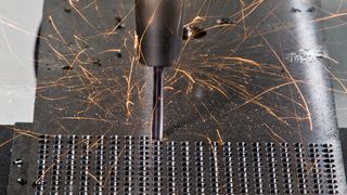 Bild 1: Bei Bohrtests in vergütetem Einsatzstahl (42CrMo4V) zeigte sich, dass die TiAlN-basierte Schicht sehr gut die Querschneide schützt und für gleichmäßigen Verschleiß auf Schneiden und Schneid-
ecken sorgt.  (Bild: Oerlikon Balzers)