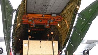 Die in Exportkisten verpackten Anlagen- und Zubehörteile werden vom zweitgrößten Frachtflugzeug der Welt mit 120 t Nutzlast, der Antonov AN-124, nach Indien transportiert. (Gebr. Robers – Paro)