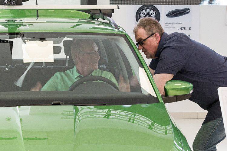 Ein Ziel des Tages wurde ausgiebig erreicht: die Kunden kamen zum Probesitzen in den Skoda-Modellen. (Foto: Mirko Haude)