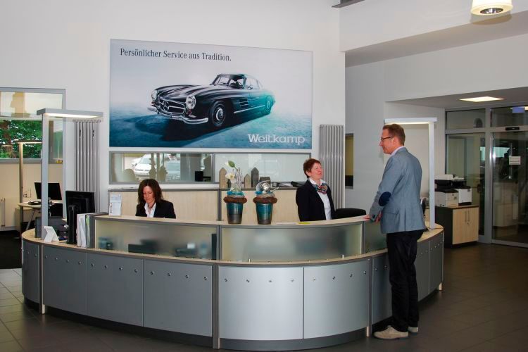 Der Weg der hereinkommenden Kunden führt direkt zur Infotheke. (Foto: Rubbel)