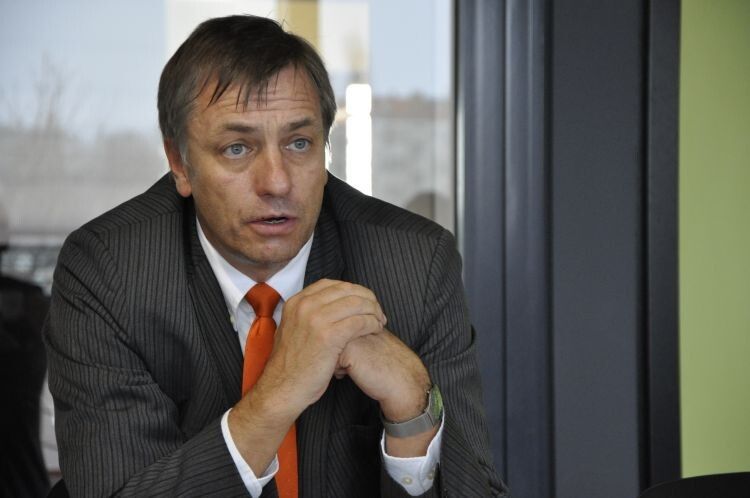 Prokurist und Filialleiter Thorsten Rackow kennt viele Garantien, die der Kundenzufriedenheit zuwiderlaufen. Daher hat König ein eigenes Konzept entwickelt. (Foto: Richter)