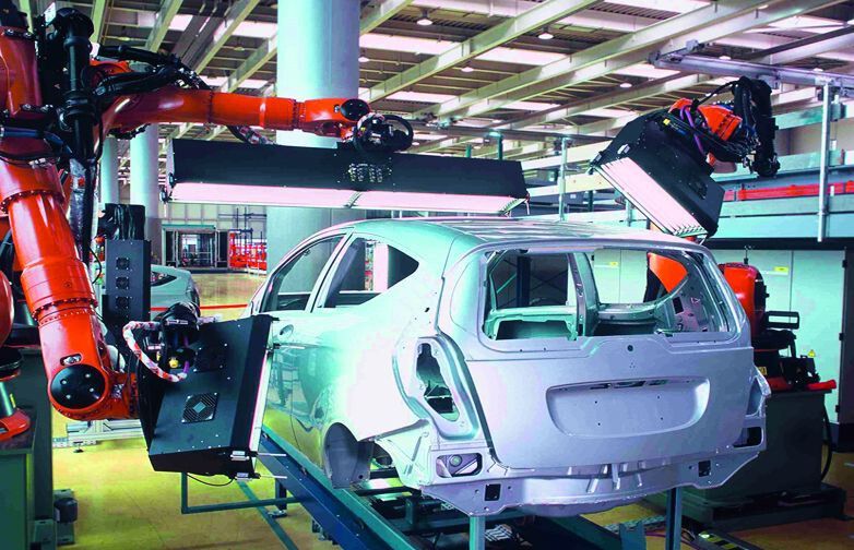 Isra Vision hat ein ausgefeiltes Kamerasystem mit entsprechender Auswertelogik namens Car paint Vision entwickelt. Die Oberflächenfehlersuche bei der Pkw-Neulackierung kann erstmals vollständig automatisiert ablaufen. (Bild: Isra Vision)