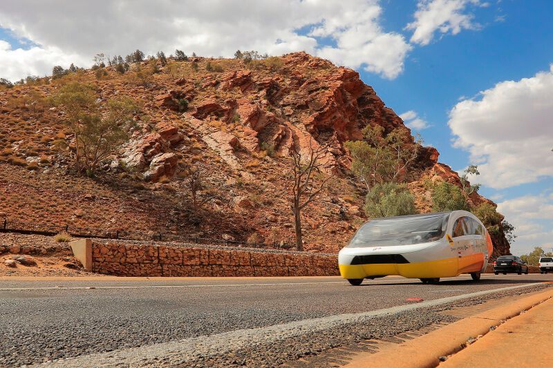 During the trip there are nine mandatory checkpoints. At these, observers can be changed and the team managers can get the latest news weather forcasts.  (Bild: World Solar Challenge)