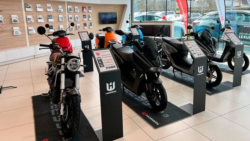 In den Weller-Filialen werden aktuell die E-Roller-Restbestände verkauft, dann halten wieder Autos in den Showrooms Einzug.(Bild:  Weller)